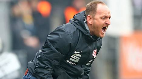 Trainer Torsten Lieberknecht von Eintracht Braunschweig schreit an der Seitenlinie