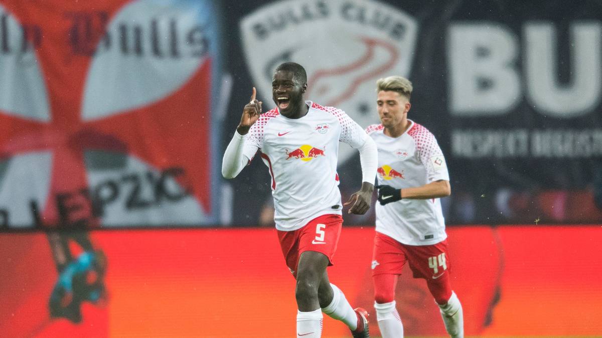 Der Franzose avanciert im Alter von 19 Jahren und 105 Tagen nebenbei zum jüngsten Leipziger Torschützen in der Bundesliga