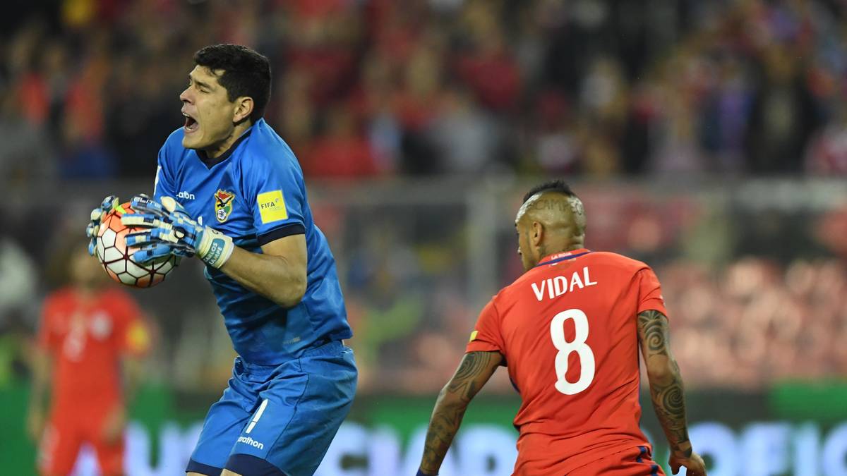 Zuvor wirbt er für das Kämpfertum. Die Kreation zu seinem Irokesenschnitt ist das einrasierte Wort "Campeon" (dt. Champion), das den Hinterkopf des Chilenen ziert