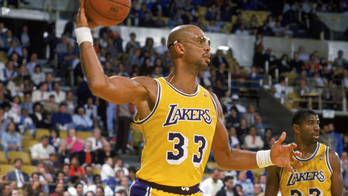 Trotz zwei weiterer MVP-Titel und dominanten Leistungen schafften die Lakers es aber zunächst nicht in die Finals. Besonders weh tat der Sweep in den West-Finals 1977 gegen Portland mit dem jungen Bill Walton. 1978 und '79 folgte das Aus gegen die Seattle Supersonics