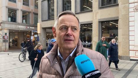 Passanten sprechen über die aktuelle Situation des DFB-Teams und schätzen die Chancen für einen WM-Titel ein.