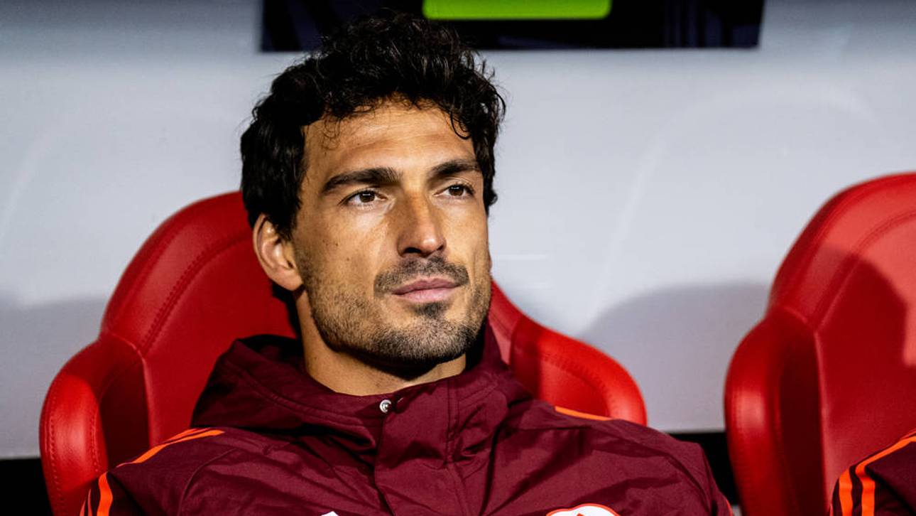 Mats Hummels sieht das Roma-Remis nur von der Bank aus