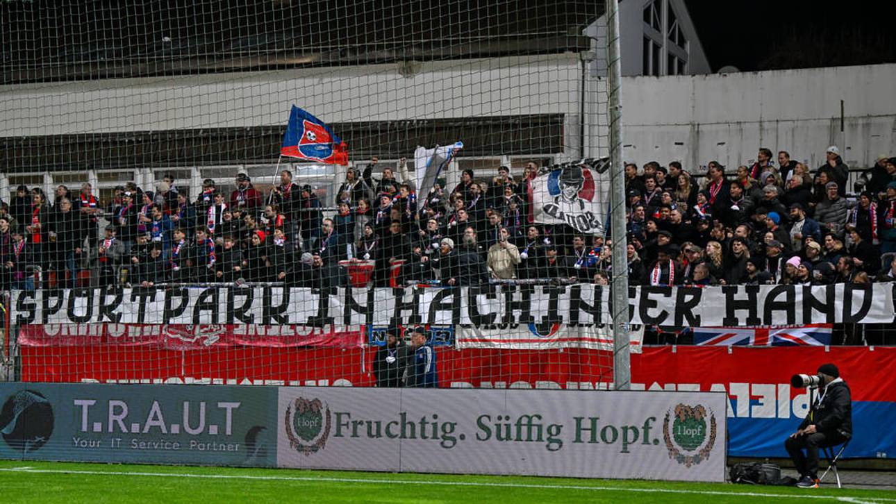 Die Fans der SpVgg Unterhaching protestieren gegen den Verkauf 