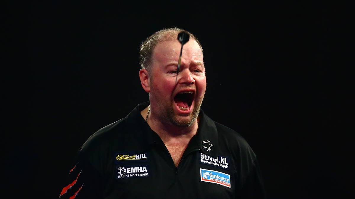 Die Landsmänner trieben sich gegenseitig zu immer höheren Scores. Van Gerwens Durchschnitt war mit 105,78 Zählern sogar deutlich höher als Barneys (100,44), aber der Routinier war immer dann da, wenn es darauf ankam, und haute MvG reihenweise irre High-Finishes um die Ohren. Das Ergebnis: ein legendärer 4:3-Sieg für den Alt-Meister