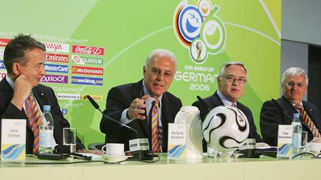 Franz Beckenbauer (2.v.l.) und das Organisationskomitee der WM 2006 