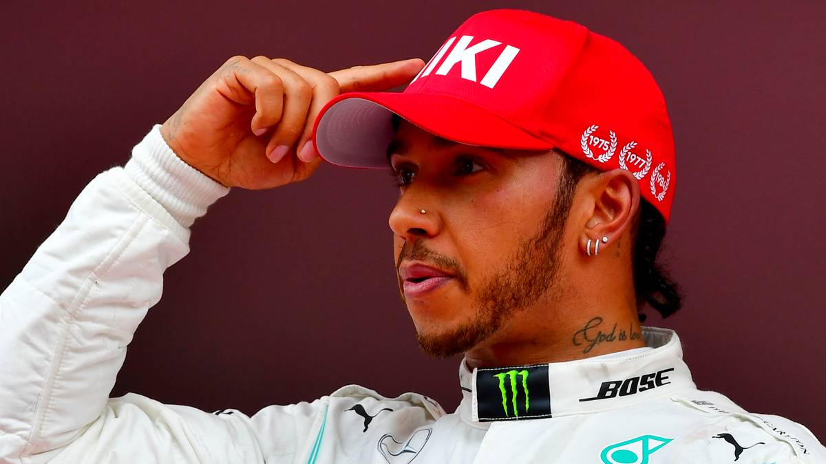 Bei der Siegerehrung zeigt Hamilton noch einmal auf dessen Namen auf seiner Kappe