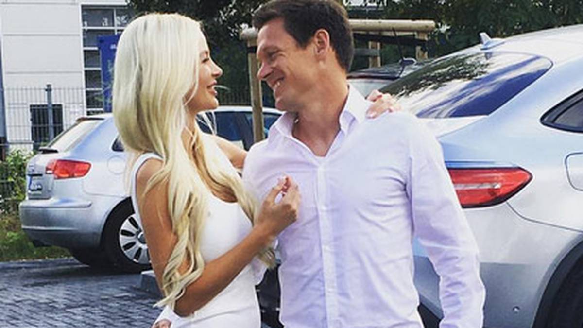 Liebe wie am ersten Tag: Sarah Köhn und Schalkes Sascha Riether zeigen sich in eleganter Abendmode und total verliebt