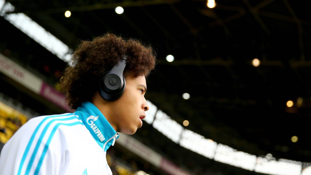 Einen großen Erfolg verzeichnet Heldt bei den Verhandlungen mit Leroy Sane. Das Super-Talent der Knappen verlängert seinen Vertrag bei den Königsblauen - ebenso wie Torhüter Ralf Fährmann