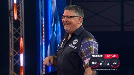 Gary Anderson überwirft sich im Spiel gegen Luke Littler und sorgt dabei bei den SPORT1-Kommentatoren und Gegner Littler für Gelächter.