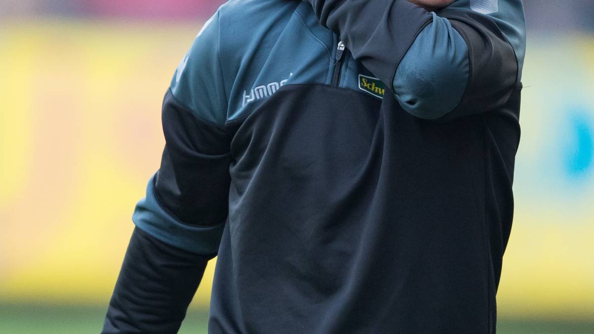 ...Streich greift sich an den Nacken, aber dann ist die Aufregung ist verflogen, das Spiel geht weiter. SPORT1 zeigt die Bilder des Spieltags