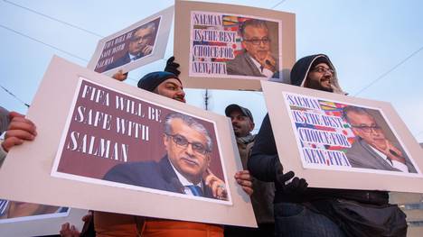 Demonstranten in Zürich stellen sich hinterScheich Salman bin Ibrahim Al Khalifa 