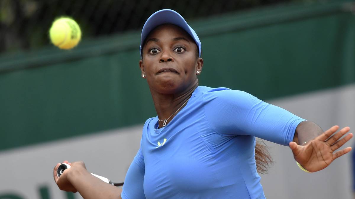 Sloane Stephens aus den USA holt aus, um Margarita Gasparyan den Ball um die Ohren zu hauen
