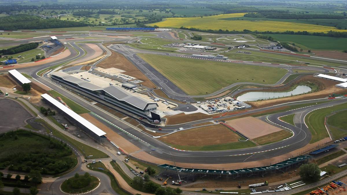 SILVERSTONE/ENGLAND, 16. April: Die Rennstrecke in Silverstone gilt als Aushängeschild für den Motorsport. Mitte April startet auf dem fast sechs Kilometer langen Kurs die WM in ihre neue Saison