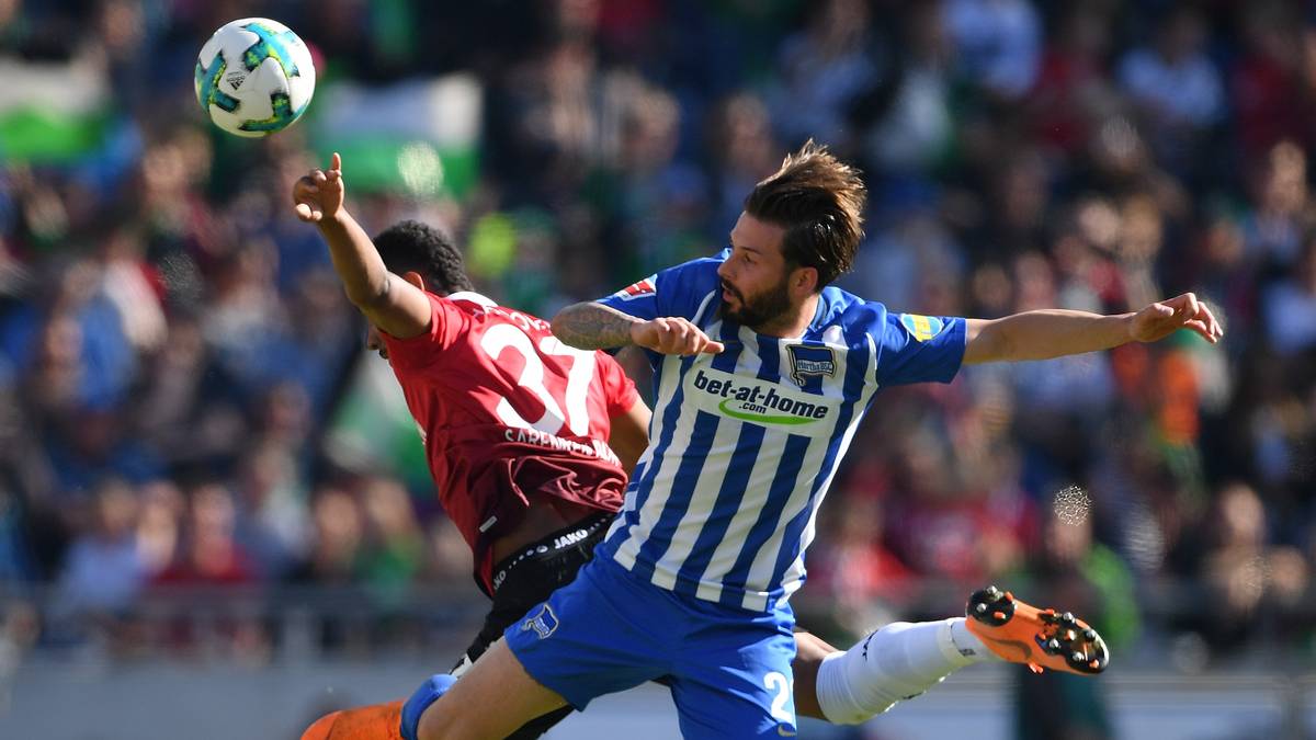 HERTHA BSC: Marvin Plattenhardt (r., 25, mit Hannovers Sarenren-Bazee), Deutschland 