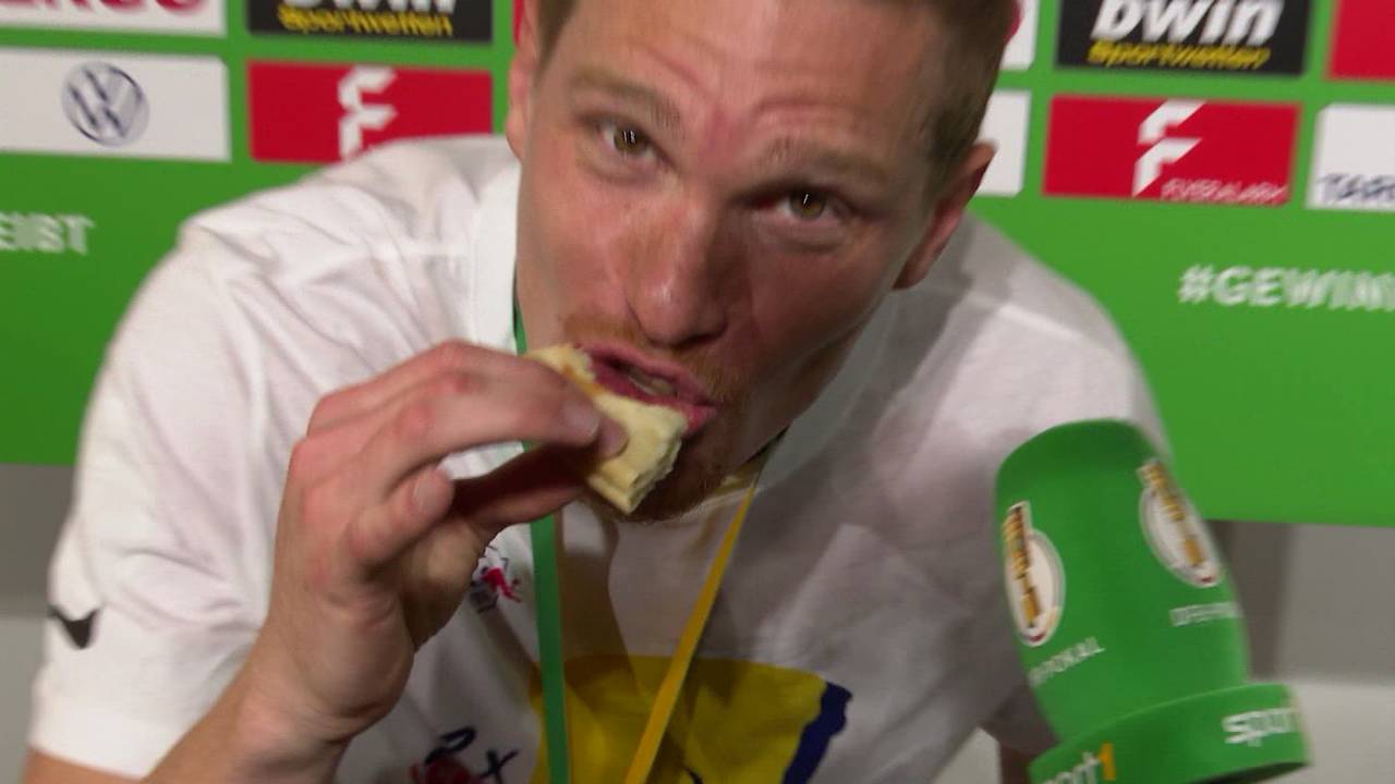 DFB-Pokal: Marcel Halstenberg isst während des Interview Pizza