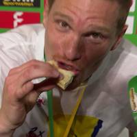 Während des Interviews! RB-Profi gönnt sich Pizza