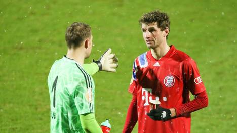 Thomas Müller (r.) scheiterte mit dem FC Bayern im DFB-Pokal an Holstein Kiel