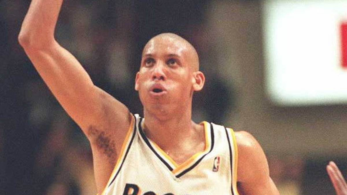 RANG 16: Im ersten Halbfinal-Spiel der Eastern Conference 1995 scheint 18 Sekunden vor Spielende alles klar. Mit 105:98 führen die New York Knicks gegen die Indiana Pacers, ehe Reggie Miller seinem Spitznamen "Killer-Miller" alle Ehre macht. Mit acht Punkten in neun Sekunden dreht er das Spiel - Indiana siegt mit 107:105