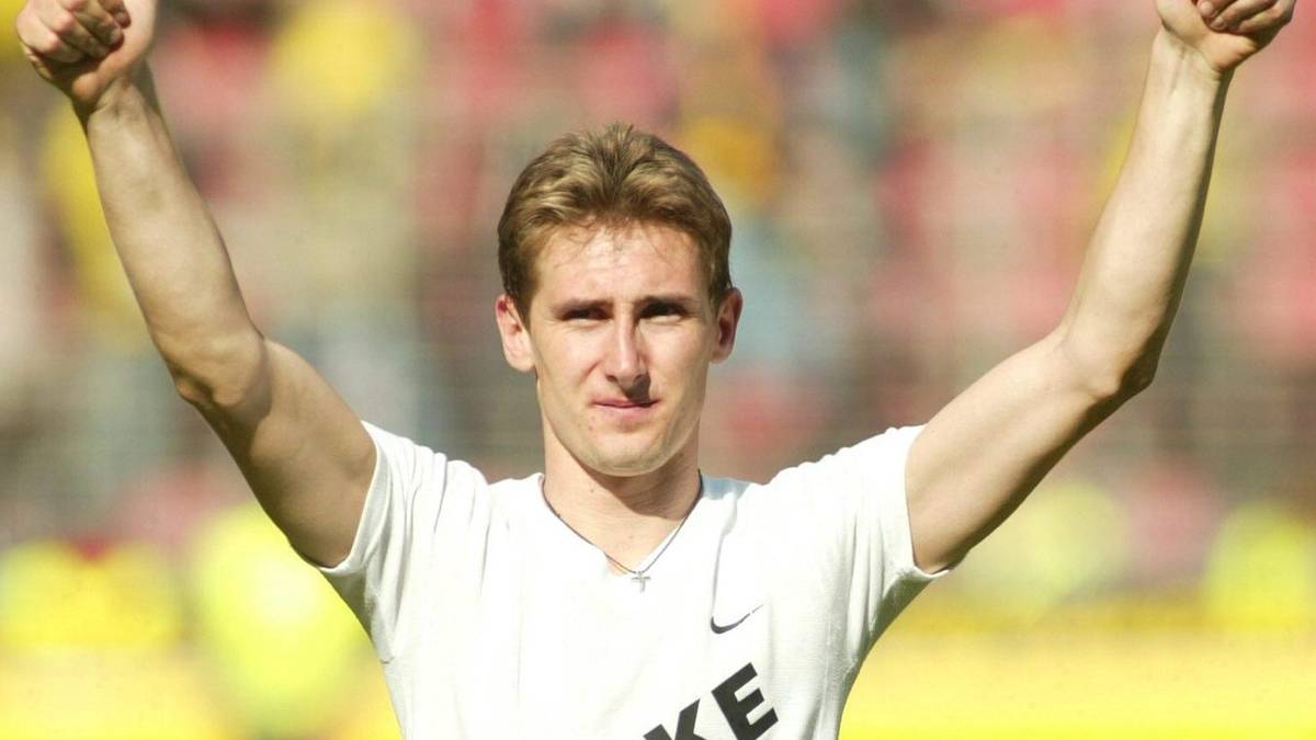 Nach seinem letzten Spiel für den FCK verabschiedet sich Klose von den Fans der Pfälzer. Nach44 Toren in 120 Partien zieht es Klose zu Werder Bremen
