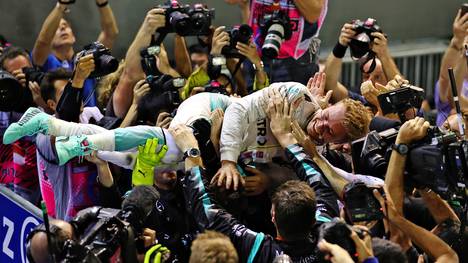 Singapur-Sieger Nico Rosberg wird von seinem Team auf Händen getragen