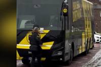 Spiel gegen Newcastle in der Champions League gewonnen - 50 Pfund ans Ordnungsamt verloren. Ein Video im Netz zeigt, wie ein Beamter dem BVB-Bus ein Knöllchen an die Scheibe hängt. 