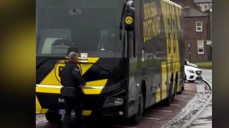 Spiel gegen Newcastle in der Champions League gewonnen - 50 Pfund ans Ordnungsamt verloren. Ein Video im Netz zeigt, wie ein Beamter dem BVB-Bus ein Knöllchen an die Scheibe hängt. 