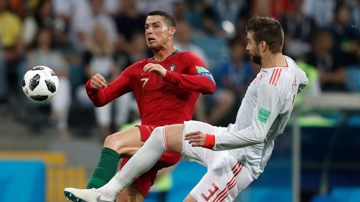 ENGLAND - The Sun: "Zum Erinnern: Portugal drei, Spanien drei. Cristiano Ronaldo netzt einen Hattrick ein und Diego Costa macht zwei in einem Klassiker der WM. Das am sehnlichsten erwartete Spiel der Gruppenphase enttäuscht nicht, bietet Aktion in beiden Hälften und beschließt eine turbulente Woche"