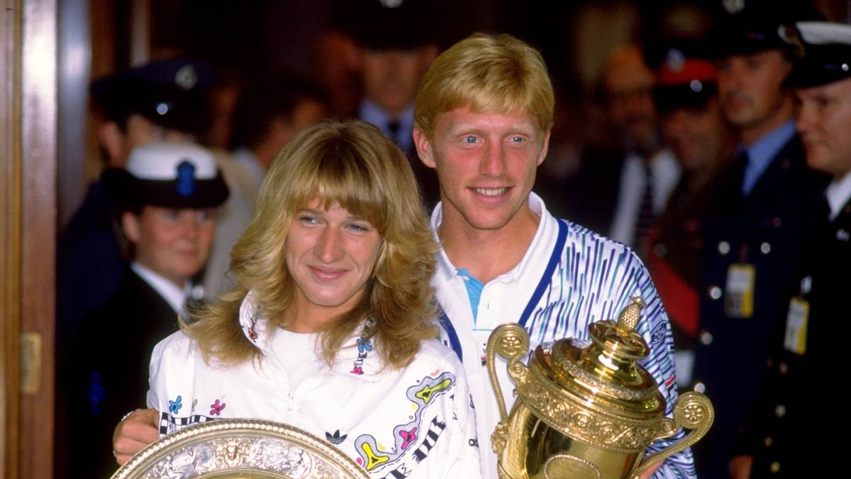 Nachdem sich Becker 1988 im Wimbledonfinale noch Stefan Edberg geschlagen geben muss, revanchiert er sich ein Jahr später mit einem klaren Finalsieg gegen den Schweden und feiert seinen dritten Titel in seinem "Wohnzimmer". Steffi Graf holt zudem den Titel bei den Damen - Deutschland hat ein Tennis-Traumpaar