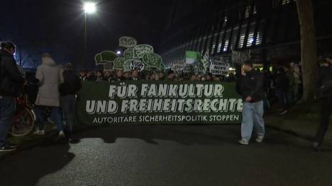 Hunderte Fans des SV Werder Bremen sind für die Fankultur und gegen verschärfte Maßnahmen in Fußballstadien auf die Straße gegangen.