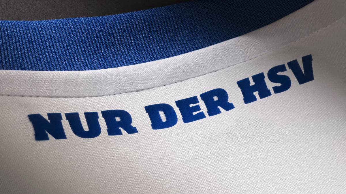 Im Nacken prangt der Fan-Slogan „NUR DER HSV"