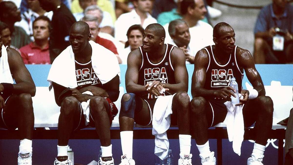 Michael Jordan (l.) und Magic Johnson (m.) lieferten sich im Trainingsspiel ein heißes Duell