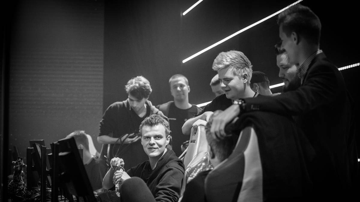 Das dänische Top-Team galt lange Zeit als Mitfavorit auf alle Titel. Immer wieder verlor man im Halbfinale oder im Finale und konnte keinen großen Titel erlangen. Mittlerweile konnte das Team selten an große Leistungen anknüpfen und wechselte vor Kurzem einen Spieler aus. cajunb wechselte zu Dignitas und im Tausch dafür kam das junge Talent "kjaerbye". Dieser darf jedoch nicht am Turnier teilnehmen, da er für Dignitas bereits das Minor-Tunier für die Qualifikation bestritten hat. Für ihn rutscht "gla1ve" ins Team. Es bleibt abzuwarten, was Astralis zu leisten im Stande ist