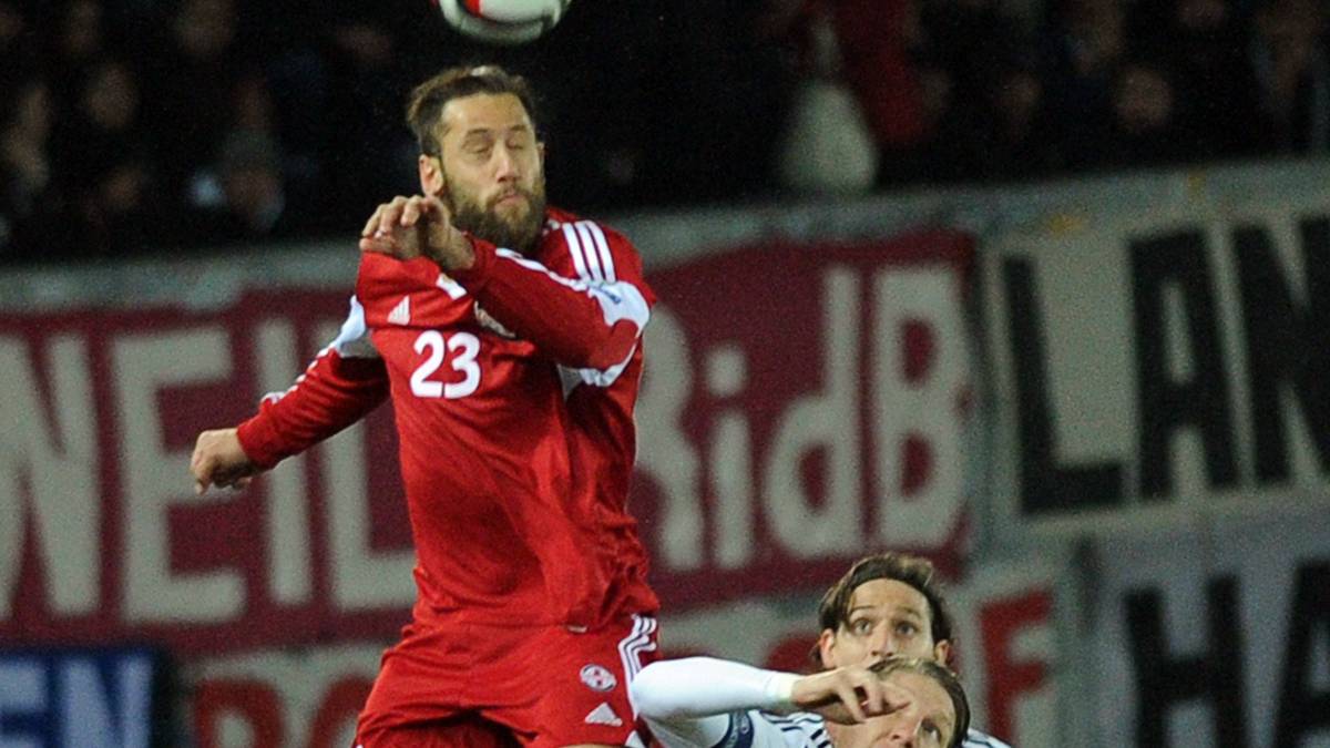 Und die Georgier werden ein wenig mutiger: Levan Mchedlidze sprignt deutlich höher als Bastian Schweinsteiger und  Sebastian Rudy