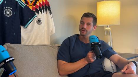SPORT1-Chefreporter Stefan Kumberger und SPORT1-Reporter Manfred Sedlbauer klären in der WM-Kabine auf, welcher Spieler als Innenverteidiger in Frage kommt. 