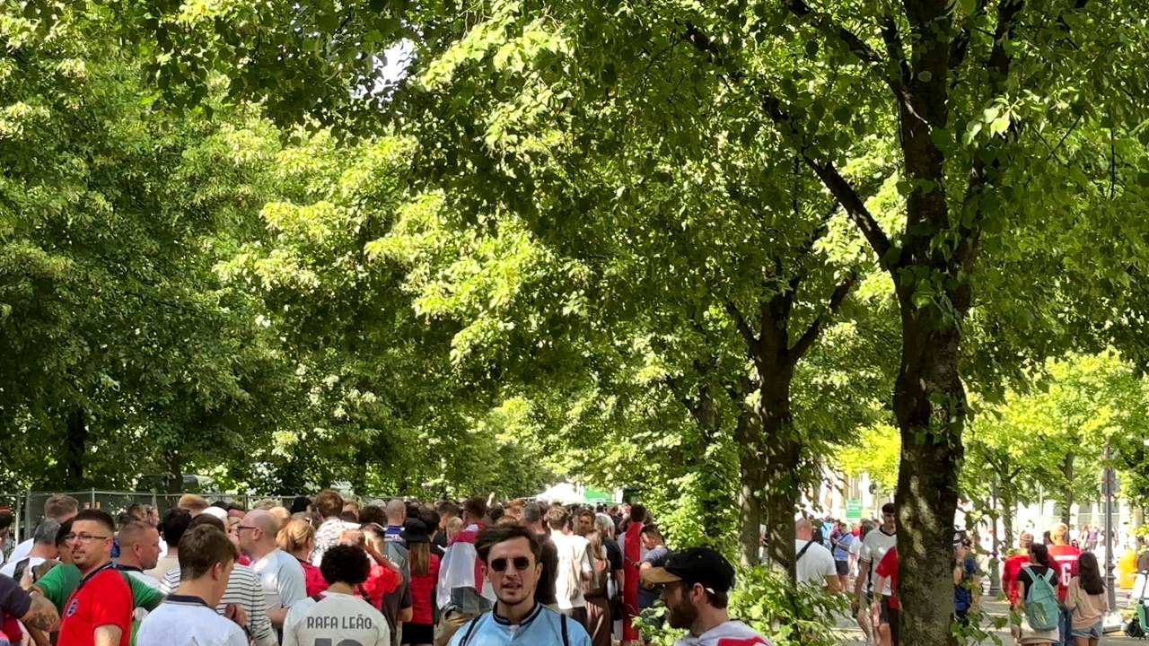 Unzählbare Menschenmenge! Riesen-Schlange vor Fanzone in Berlin | EM 2024