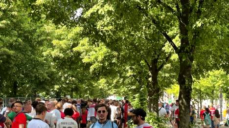 Vor dem EM-Finale in Berlin ist auch die Schlange vor der Fanzone gigantisch. Mehrere zehntausend Menschen stehen wartend vor dem Eingang. 