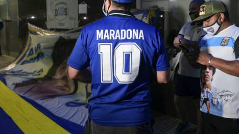 Maradona-Fans harrten vor der Klinik aus