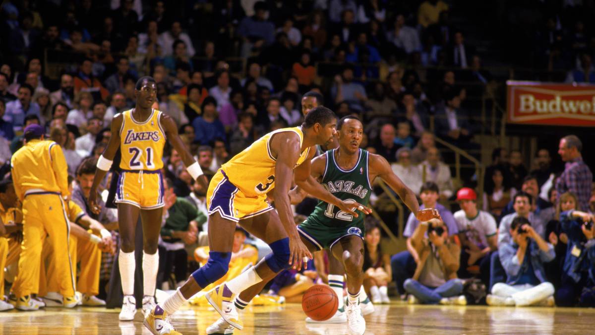 PLATZ 3 - EARVIN "MAGIC" JOHNSON (138 Triple-Doubles): 1979 wurde Johnson von den Los Angeles Lakers gedraftet und gewann bereits in seiner Rookie Saison den ersten  Meistertitel - vier weitere sollten folgen. Dreimal wurde Magic zum MVP gewählt und führt mit 11,2 Assists pro Spiel die NBA-Bestenliste an