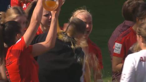 Die Frauen des FC Bayern München gewinnen zum dritten Mal in Folge die Meisterschaft. Der scheidende Trainer Alexander Straus wird mit Bier überschüttet.