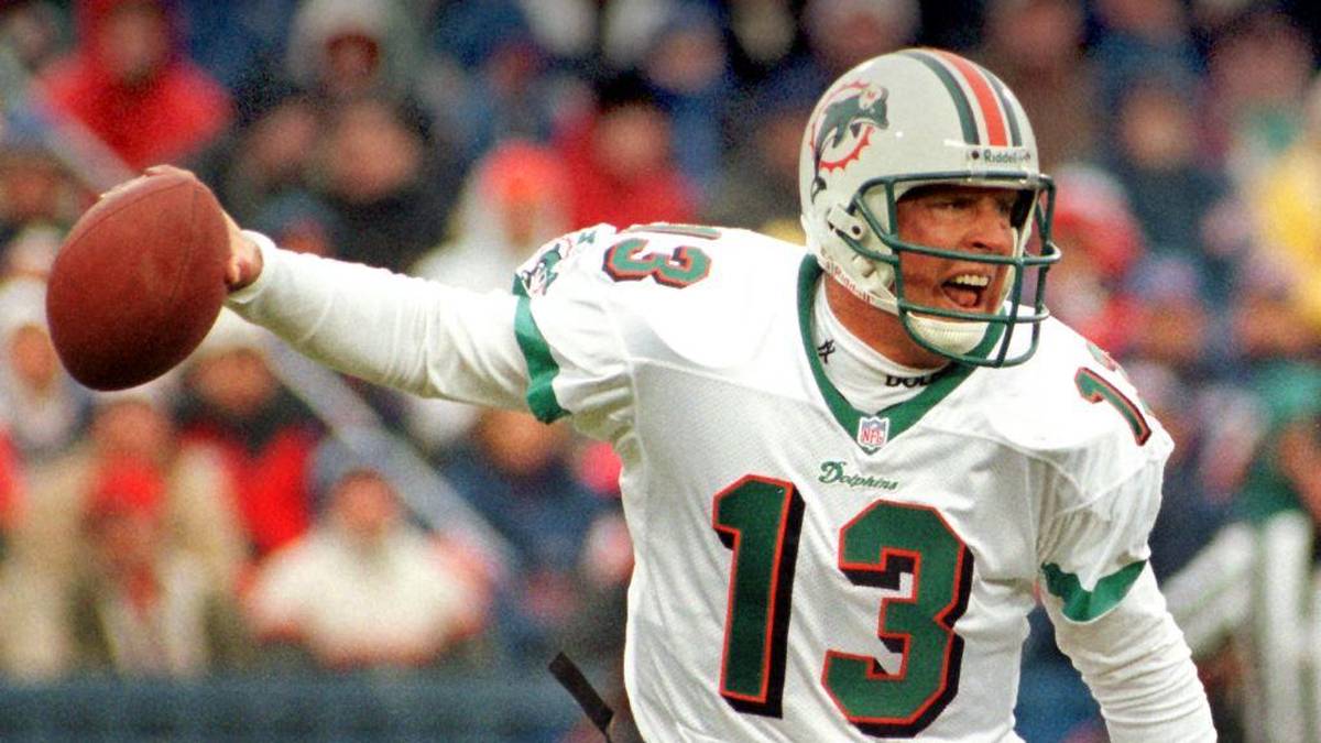 DAN MARINO: Kaum jemand warf den Football so präzise wie der Quarterback der Miami Dolphins. Seine Passing-Rekorde blieben Jahrzehnte lang unberührt. In drei Kategorien war er bei seinem Karriereende der All-Time-Leader. Den Super Bowl gewann er jedoch nie