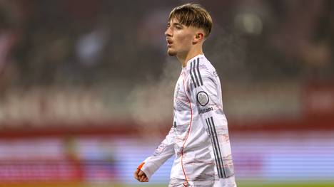 Lennart Karl wird bei einem Fanklub-Besuch in Denkendorf nach seinem Traumverein gefragt. Das 17-jährige Supertalent nennt Real Madrid und spaltet damit das Fanlager des deutschen Rekordmeisters.