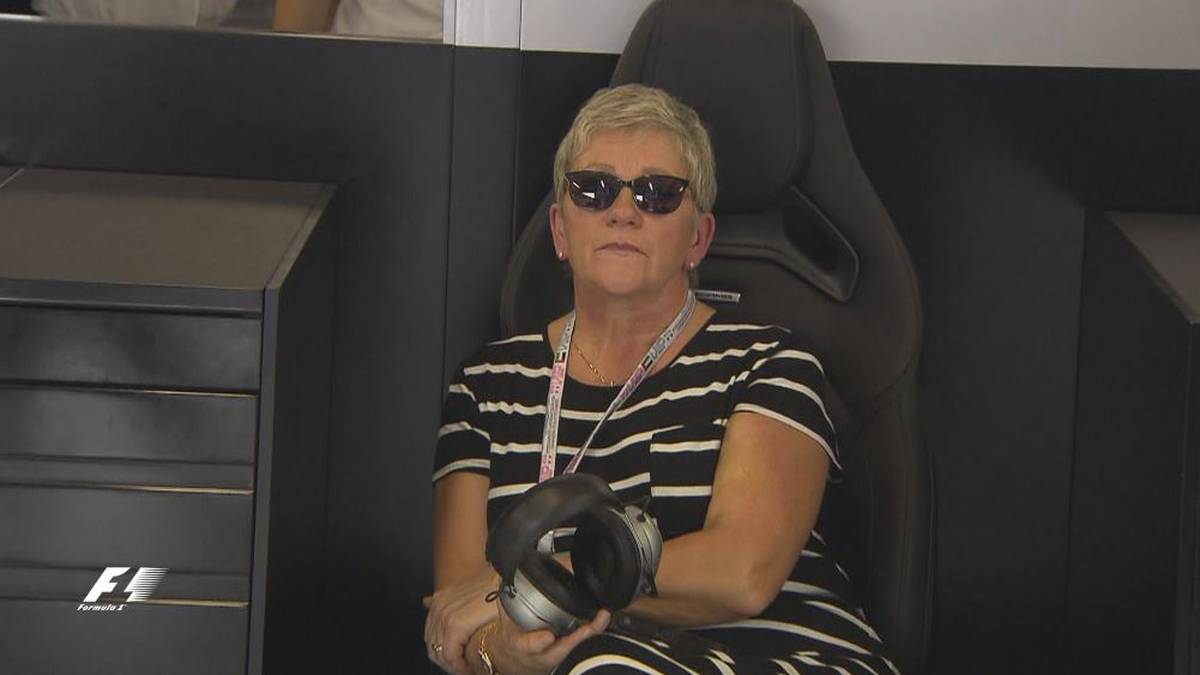 Weltmeister Lewis Hamilton darf bei der schier aussichtslos erscheinenden Mission Titelverteidigung auf die Unterstützung von Mama Carmen zählen