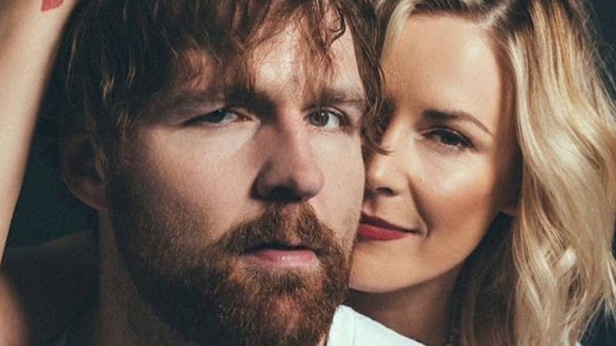 Auch der ebenfalls von WWE zu AEW gewechselte JON MOXLEY (Dean Ambrose) ließ seine Liebste bei WWE: die RAW-Kommentatorin RENEE YOUNG