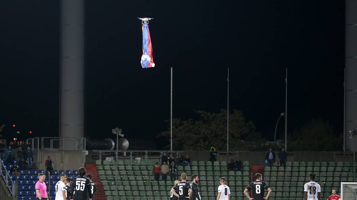 Das Europa-League-Spiel zwischen dem luxemburgischen Klub F91 Düdelingen und FK Karabach Agdam aus Aserbaidschan wurde jüngst für 25 Minuten unterbrochen, weil eine Drohne, an der eine armenische Fahne befestigt war, über dem Platz kreiste. Es ging um einen seit Jahren schwelenden politischen Konflikt, der überhaupt nichts mit Fußball zu tun hat