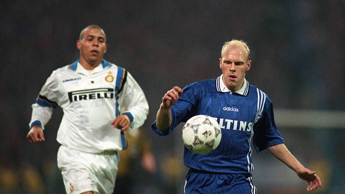 Eines der Karriere-Highlights von Schalkes Yves Eigenrauch (r.) war das UEFA-Cup-Viertelfinale 1997/98 gegen Ronaldo von Inter Mailand