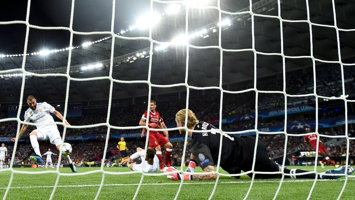 Kurz vor der Halbzeit wähnt sich Karim Benzema als Schütze des 1:0 für Real