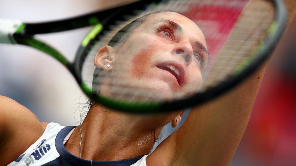 Pennetta hat im ersten Satz zunächst Vorteile. Dann kämpft sich Vinci allerdings zurück. Dennoch geht Pennetta in Führung