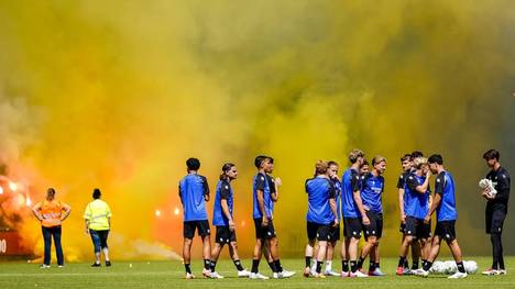 Vitesse-Fans zündeten beim Trainingsstart Pyro
