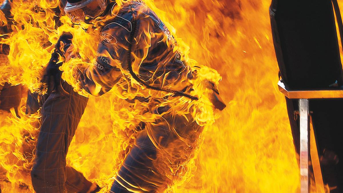 Beim Abziehen des Tankschlauchs landet eine Ladung Benzin auf dem Auto und entzündet sich. Der Benetton-Pilot und einige seiner Mechaniker sind von einem riesigen Feuerball umgeben. Wie durch ein Wunder trägt aber keiner schwere Verletzungen davon