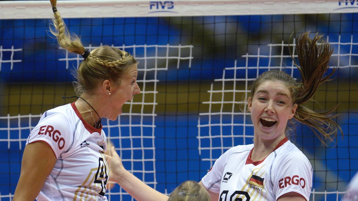 Mit 19 Jahren ist Wiebke Silge (r., mit Maren Brinker) das Küken im Team. Dennoch hat sie bereits erstaunliche 40 Länderspiele auf dem Konto. In der Saison 2013/2014 wird sie von Fachjournalisten auf Platz zwei in der Kategorie "Aufsteigerin des Jahres" gewählt